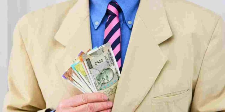 कर्मचारियों के लिए जरूरी खबर, 1 मई को अकाउंट में नहीं आएगी सैलरी