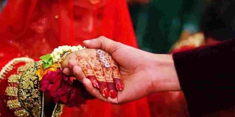 शादी के कार्ड पर छपवा रहे तस्वीर तो रहें सावधान, ये गलती पड़ेगी भारी!