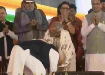 शॉल ओढ़ाया, पैर छुए… कौन हैं माखनलाल सरकार जिनका पीएम ने किया सम्मान