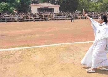 बंगाल में बड़ा उलटफेर? रुझानों में BJP बहुमत के करीब
