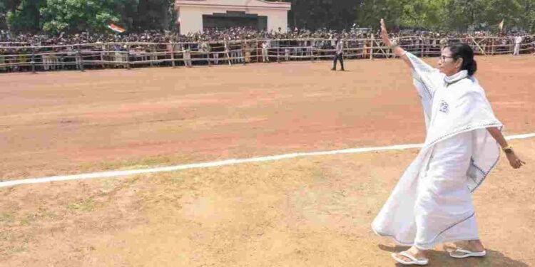 बंगाल में बड़ा उलटफेर? रुझानों में BJP बहुमत के करीब