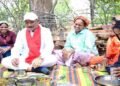 मुख्यमंत्री को श्रमिकों ने दिया भोजन का न्यौता : साथ बैठकर खाया बोरे बासी और आमा चटनी
