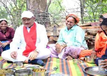 मुख्यमंत्री को श्रमिकों ने दिया भोजन का न्यौता : साथ बैठकर खाया बोरे बासी और आमा चटनी