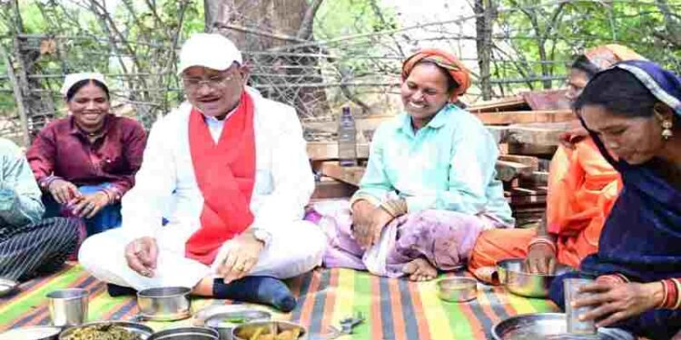 मुख्यमंत्री को श्रमिकों ने दिया भोजन का न्यौता : साथ बैठकर खाया बोरे बासी और आमा चटनी