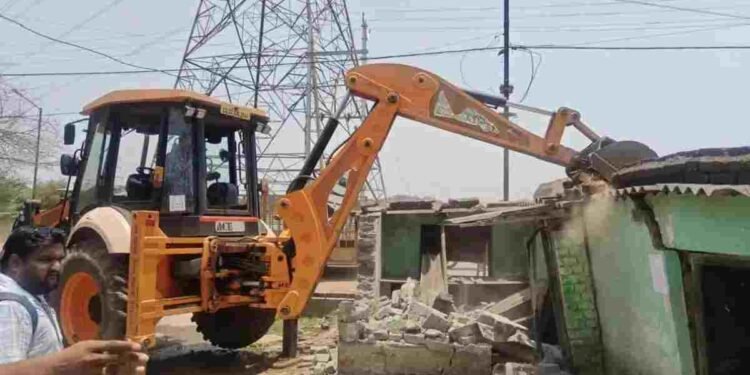 दुर्ग में दुष्कर्म आरोपी पर सख्त कार्रवाई, अवैध मकान पर चला बुलडोजर