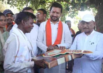 सुशासन तिहार : मुख्यमंत्री विष्णु देव साय ने पीएम जनमन के हितग्राही को सौंपी खुशियों की चाबी