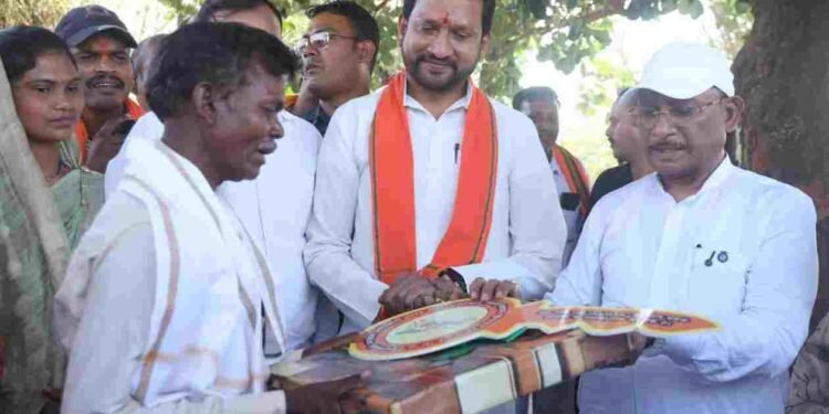सुशासन तिहार : मुख्यमंत्री विष्णु देव साय ने पीएम जनमन के हितग्राही को सौंपी खुशियों की चाबी