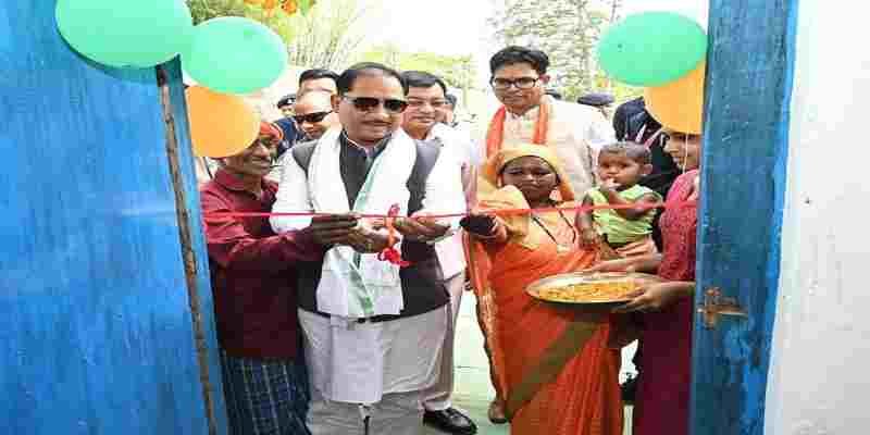 पक्के घर का सपना हुआ साकार : मुख्यमंत्री विष्णु देव साय ने लेमरू में हितग्राही धरम सिंह के नए आवास में कराया गृह प्रवेश