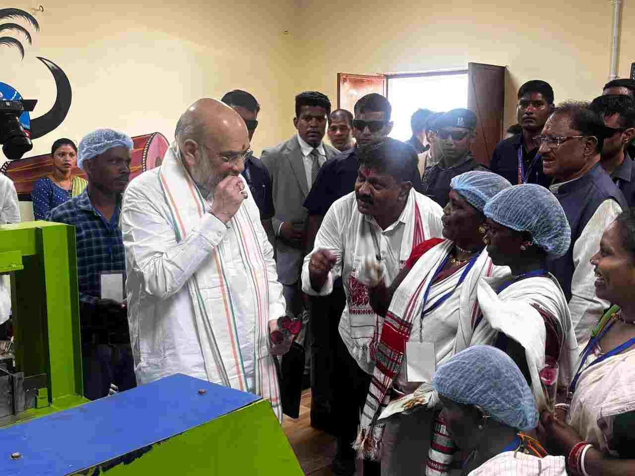 केंद्रीय गृहमंत्री अमित शाह ने चखा बस्तर की इमली का स्वाद, बोले यहां की इमली का स्वाद खट्टा नहीं बल्कि मीठा