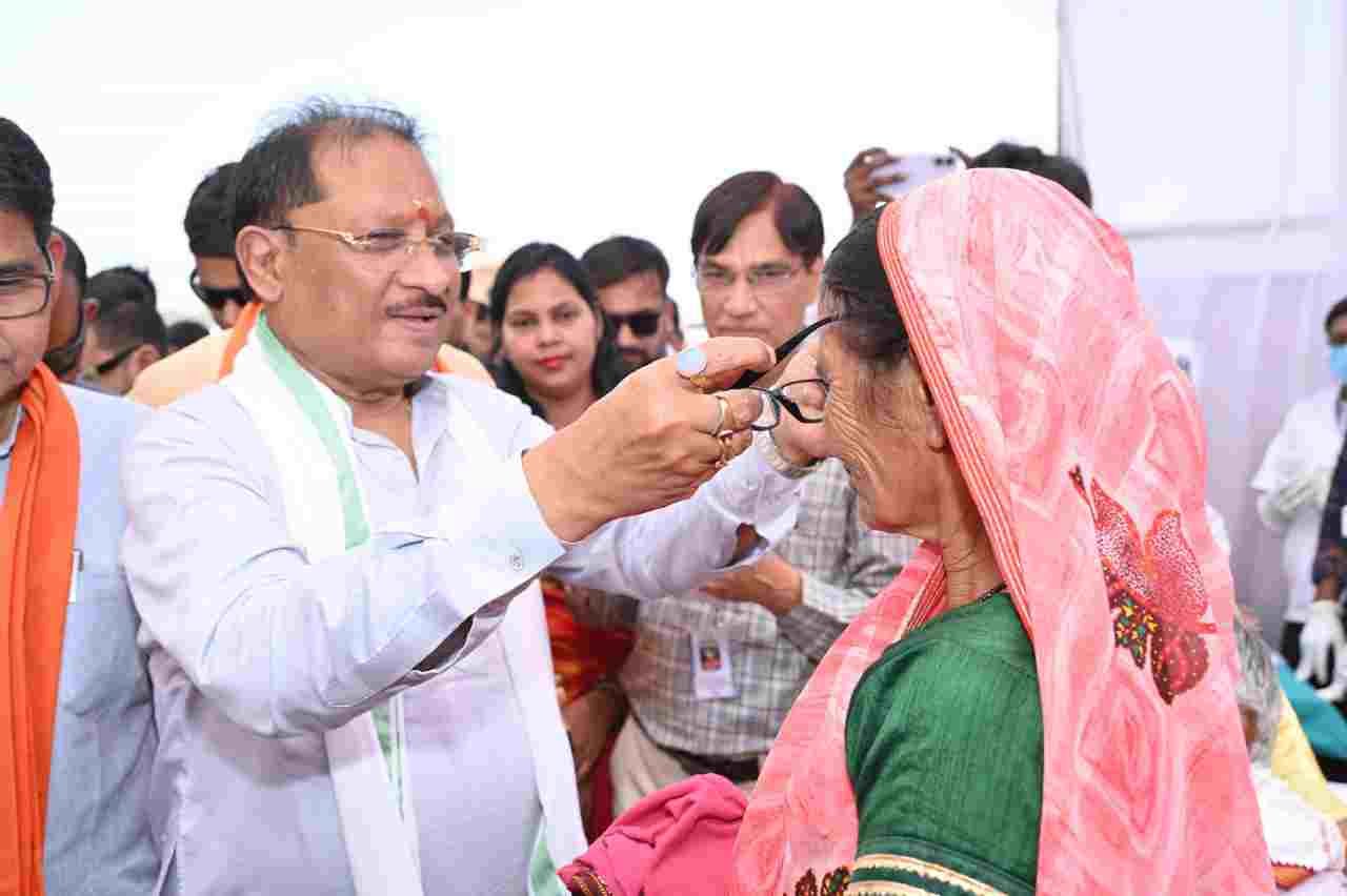 ’मुख्यमंत्री विष्णु देव साय ने हितग्राहियों को अपने हाथों से पहनाया नजर का चश्मा’
