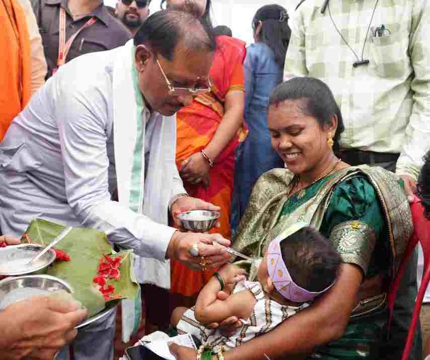 ’मुख्यमंत्री विष्णु देव साय ने बच्चों को कराया अन्नप्राशन, गर्भवती महिलाओं की गोदभराई कार्यक्रम में दी शुभकामनाएं’