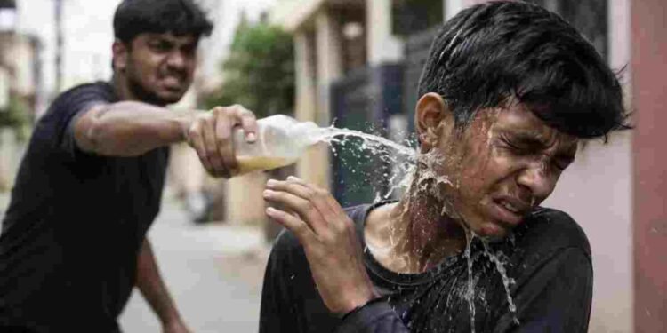 नाबालिग पर पड़ोसी ने फेंका तेजाब; चेहरा और सीना बुरी तरह झुलसा, रायपुर रेफर
