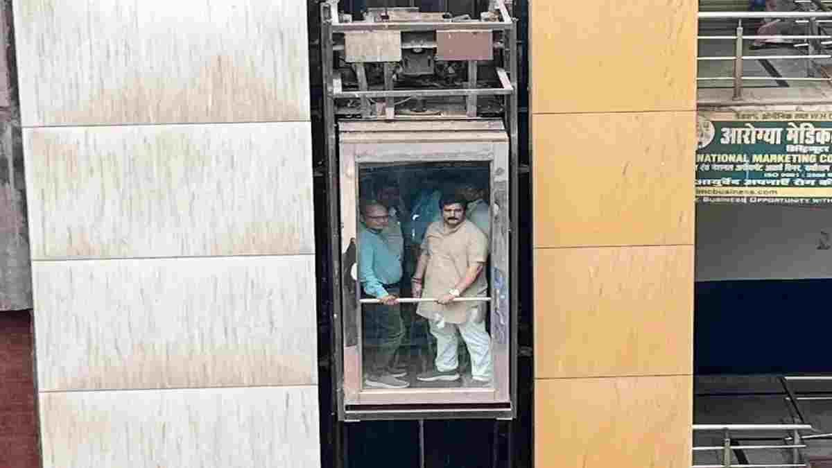 रायपुर में नहीं थम रहा ‘लिफ्टकांड’: अब BJP प्रवक्ता अमित चिमनानी समेत 7 लोग फंसे