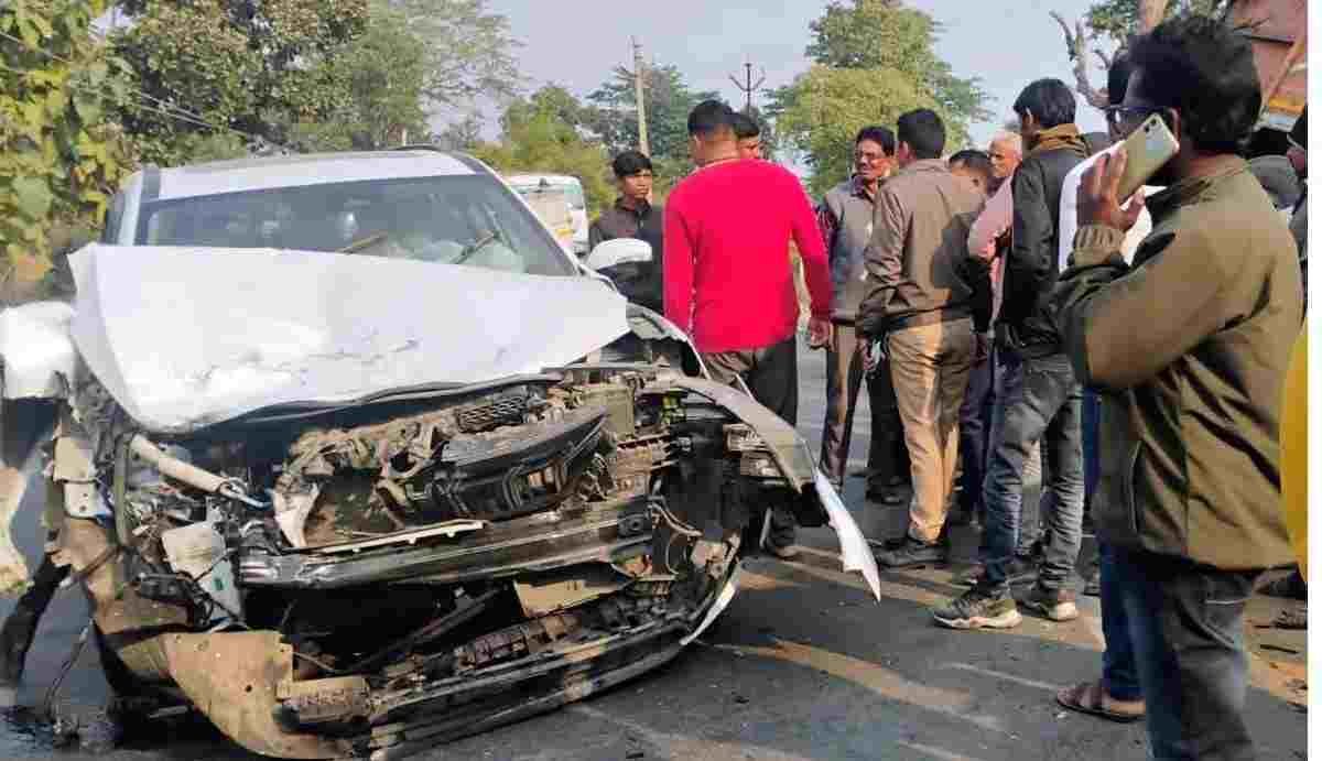 CG NEWS- सड़क पर गिरे पैसे उठा रहा था युवक, तेज रफ्तार कार ने मारी टक्कर; हालत गंभीर