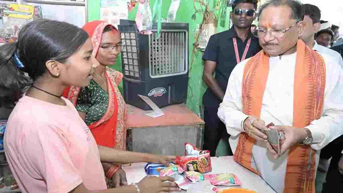 “मेहनत का हक है, पैसे तो लेने पड़ेंगे…” जब सीएम साय ने सुमिला कोरवा की दुकान से खरीदा चिवड़ा और पानी
