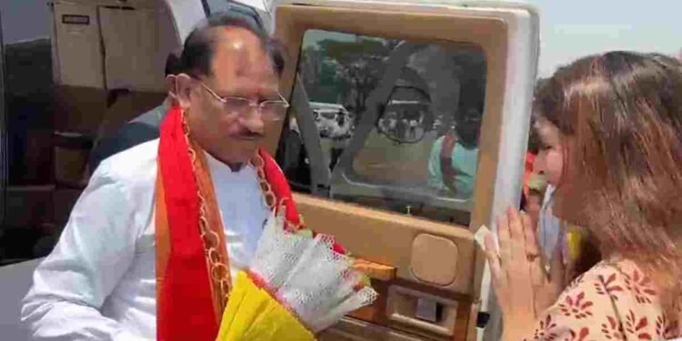 सुशासन तिहार पर CM साय का ‘सरप्राइज’ दौरा, कुई-कुकदुर में अचानक उतरा हेलीकॉप्टर; आम के पेड़ के नीचे लगेगी चौपाल