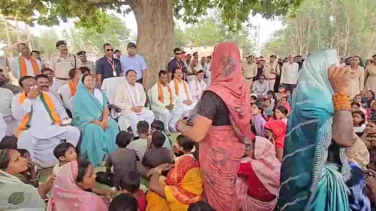 सूरजपुर में तेंदूपत्ता संग्राहकों के बीच पहुंचे मुख्यमंत्री साय, चौपाल लगाकर सुनी समस्याएं