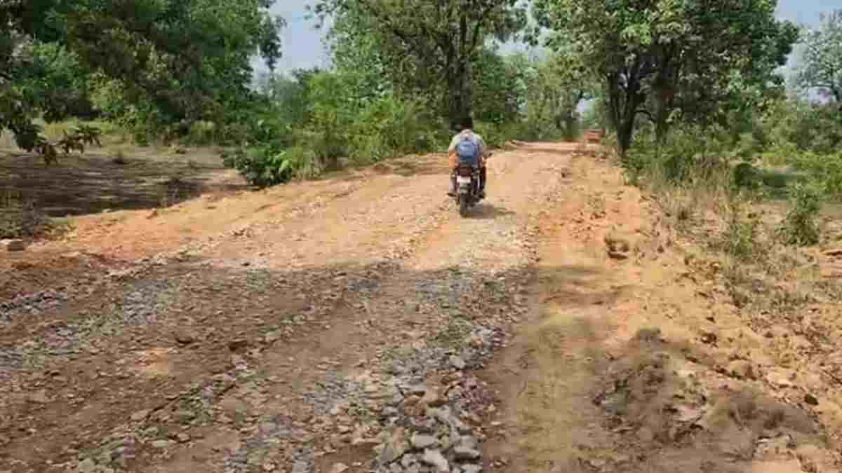 CG NEWS-“सड़क नहीं तो हेलीकॉप्टर ही दे दो”… गृहमंत्री से अनोखी मांग कर ग्रामीणों ने सिस्टम को घेरा