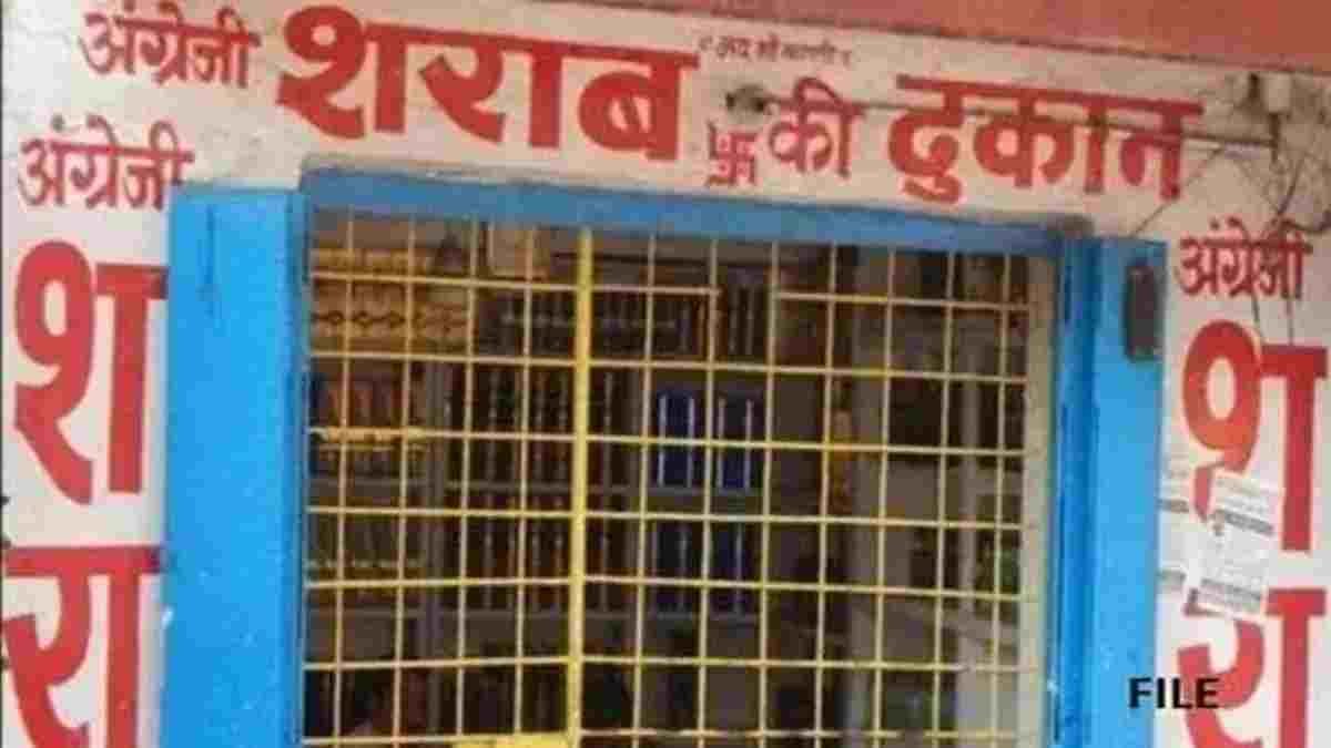 CG NEWS: शराब में पानी मिलाकर बेचने वाले रैकेट का भंडाफोड़; मैकडावल NO. 1 में मिलावट करते 4 कर्मचारी रंगे हाथ गिरफ्तार