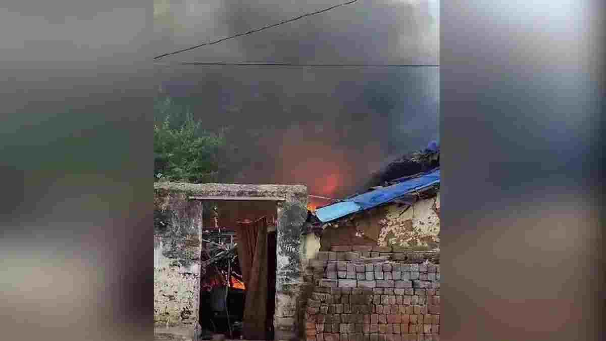 कवर्धा: पिता-पुत्र के विवाद के बाद कच्चे मकान में लगी भीषण आग, पूरा आशियाना जलकर खाक