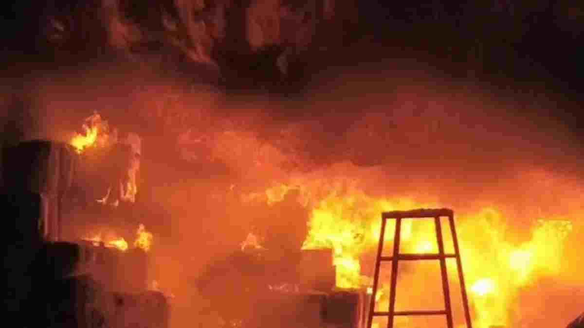बलौदाबाजार में भीषण आग: किराना दुकान और गोदाम जलकर खाक, करोड़ों के नुकसान की आशंका
