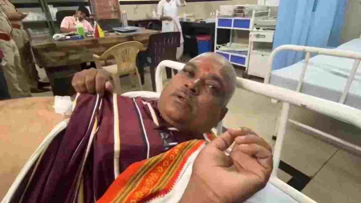 ‘सुशासन तिहार’ कार्यक्रम में खूनी खेल; भाषण के दौरान सरपंच पर चाकू से जानलेवा हमला, आरोपी गिरफ्तार