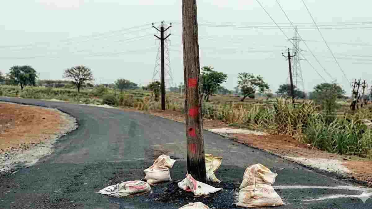 कवर्धा में PWD का ‘अजूबा’: 4 करोड़ की सड़क के बीचों-बीच छोड़ दिए बिजली के खंभे और हैंडपंप, बड़े हादसों को न्योता
