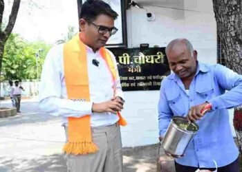 बंगाल में खिलता ‘कमल’ देख रायपुर में जश्न: वित्त मंत्री ओपी चौधरी ने खिलाई झालमुड़ी, CM साय बोले- “ऐतिहासिक दिन”