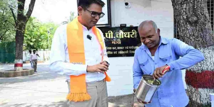 बंगाल में खिलता ‘कमल’ देख रायपुर में जश्न: वित्त मंत्री ओपी चौधरी ने खिलाई झालमुड़ी, CM साय बोले- “ऐतिहासिक दिन”