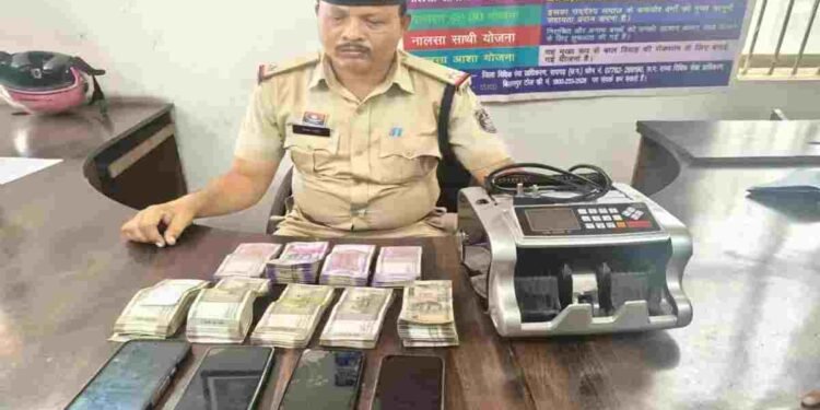 CG NEWS- ऑनलाइन क्रिकेट सट्टे पर बड़ी कार्रवाई, 2.70 लाख कैश और नोट गिनने की मशीन जब्त