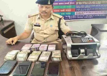 CG NEWS- ऑनलाइन क्रिकेट सट्टे पर बड़ी कार्रवाई, 2.70 लाख कैश और नोट गिनने की मशीन जब्त