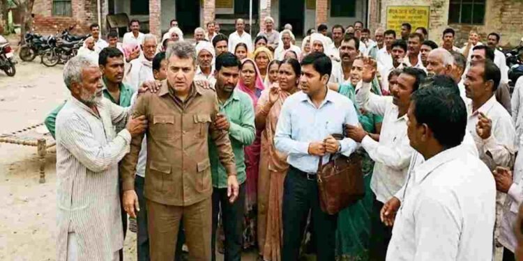 CG NEWS- RI और पटवारी को कार में बनाया बंधक, ग्रामीणों ने लगाया ‘रिश्वत’ लेकर गलत नाप-जोख का आरोप