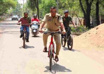 CG NEWS- प्रधानमंत्री के आह्वान का असर:  साइकिल से ऑफिस पहुंचे SP