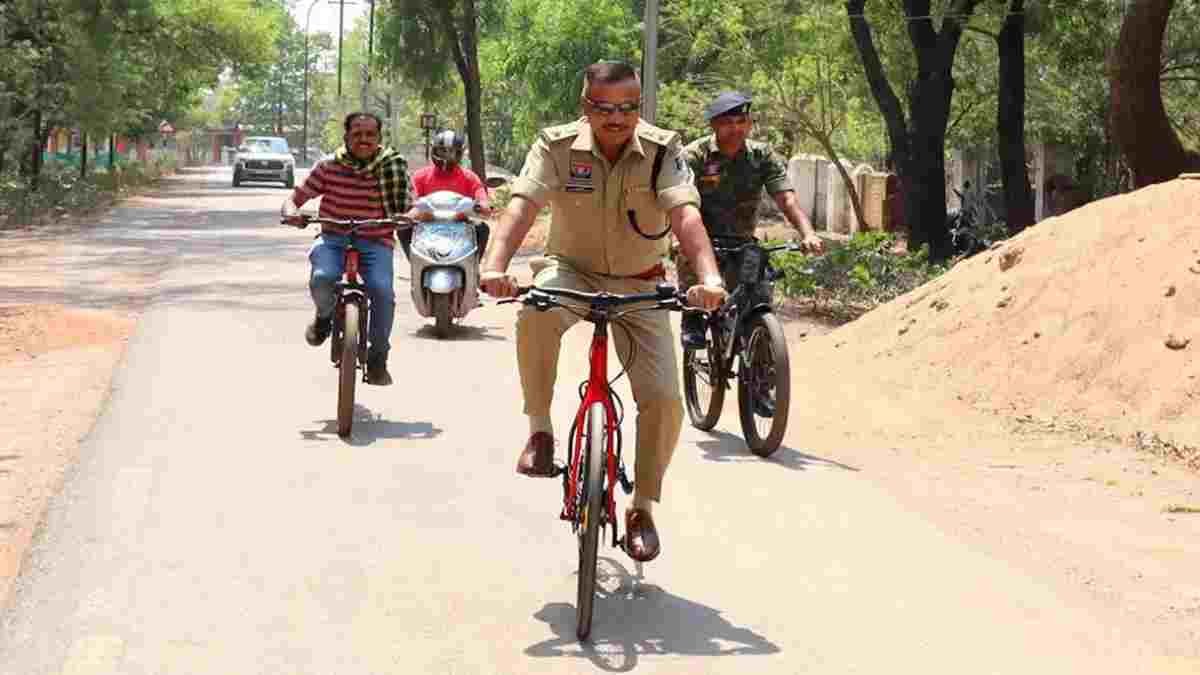 CG NEWS- प्रधानमंत्री के आह्वान का असर:  साइकिल से ऑफिस पहुंचे SP