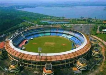 रायपुर में IPL का रोमांच: आरसीबी ने 1 करोड़ खर्च कर बदला स्टेडियम का नजारा, लाल मिट्टी की पिच पर होगी ‘रनों की बारिश’
