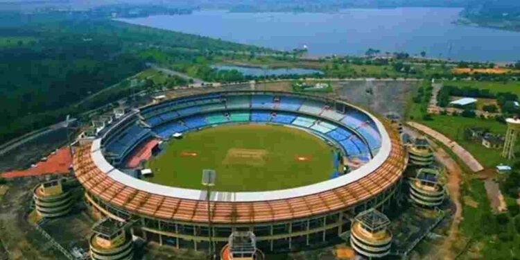 रायपुर में IPL का रोमांच: आरसीबी ने 1 करोड़ खर्च कर बदला स्टेडियम का नजारा, लाल मिट्टी की पिच पर होगी ‘रनों की बारिश’