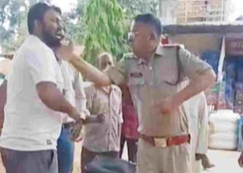 थाना प्रभारी पर व्यापारी से मारपीट का आरोप, साप्ताहिक बाजार में जमकर हुआ हंगामा
