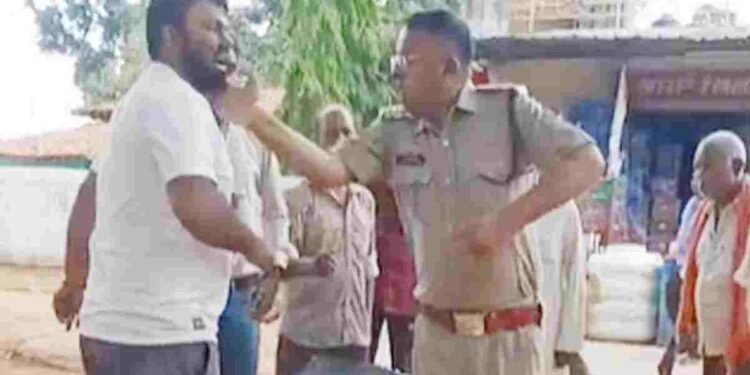 थाना प्रभारी पर व्यापारी से मारपीट का आरोप, साप्ताहिक बाजार में जमकर हुआ हंगामा