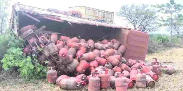 सिलेंडरों से भरा ट्रक खेत में पलटा, ड्राइवर ने कूदकर बचाई जान, NH 130 पर लग गया जाम