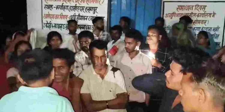 अंबिकापुर में राशन को लेकर बवाल: ग्रामीणों ने संचालक को बनाया बंधक