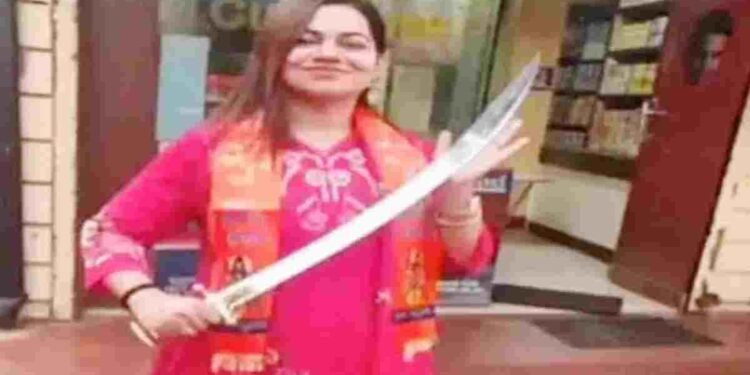 CG NEWS- इंस्टाग्राम पर ‘लेक्चरर’ को तलवार लहराना पड़ा भारी, सोशल मीडिया पर ‘डॉन’ बनने के शौक पर मिला नोटिस