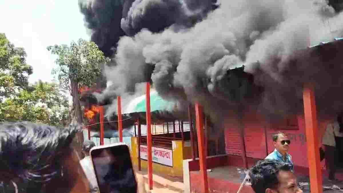 प्रसिद्ध कुदरगढ़ देवी धाम परिसर में लगी भीषण आग, मनोकामना ज्योति कलश भवन चपेट में
