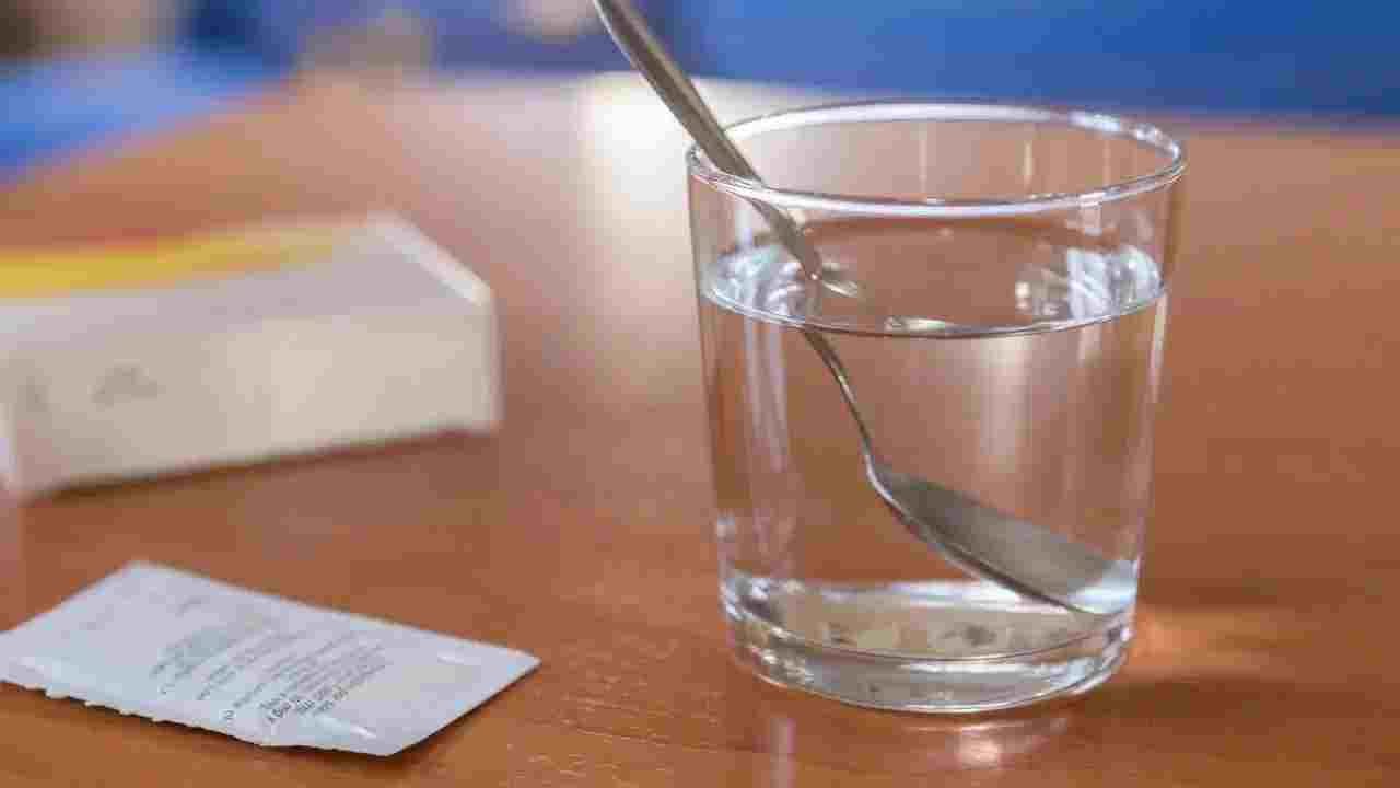 गर्मी में बार-बार ORS पीना सही है या नुकसानदायक? एक्सपर्ट से जानें