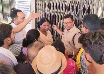 CG NEWS- PPT परीक्षा में ‘वक्त’ की मार, 1 मिनट की देरी और साल बर्बाद; गेट पर फफक पड़े छात्र