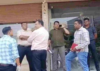 BREAKING: रायपुर में बड़ी डकैती! सन्नाटे को चीरकर ‘लक्ष्य ज्वेलर्स’ में घुसे चोर, 1 करोड़ के जेवरात पार