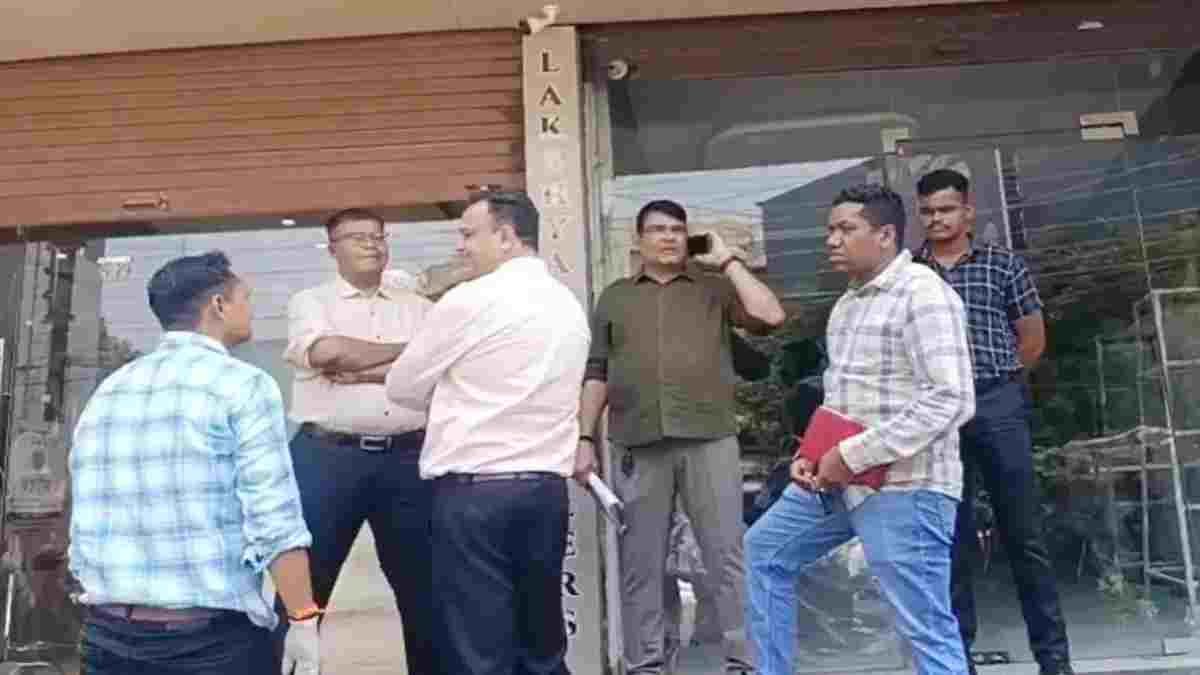 BREAKING: रायपुर में बड़ी डकैती! सन्नाटे को चीरकर ‘लक्ष्य ज्वेलर्स’ में घुसे चोर, 1 करोड़ के जेवरात पार
