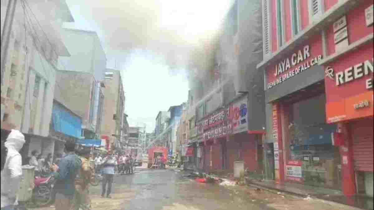 एमजी रोड पर ऑटोमोबाइल दुकान में भीषण आग, ढाई घंटे से धधक रही हैं दूसरी और तीसरी मंजिल, 5 दमकलें तैनात