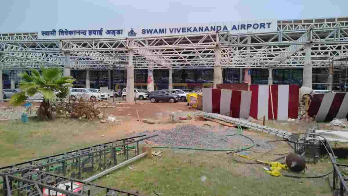 रायपुर एयरपोर्ट पर टला बड़ा हादसा: लैंडिंग के दौरान पक्षी से टकराया एयर इंडिया का विमान, 2 घंटे लेट हुईं उड़ानें