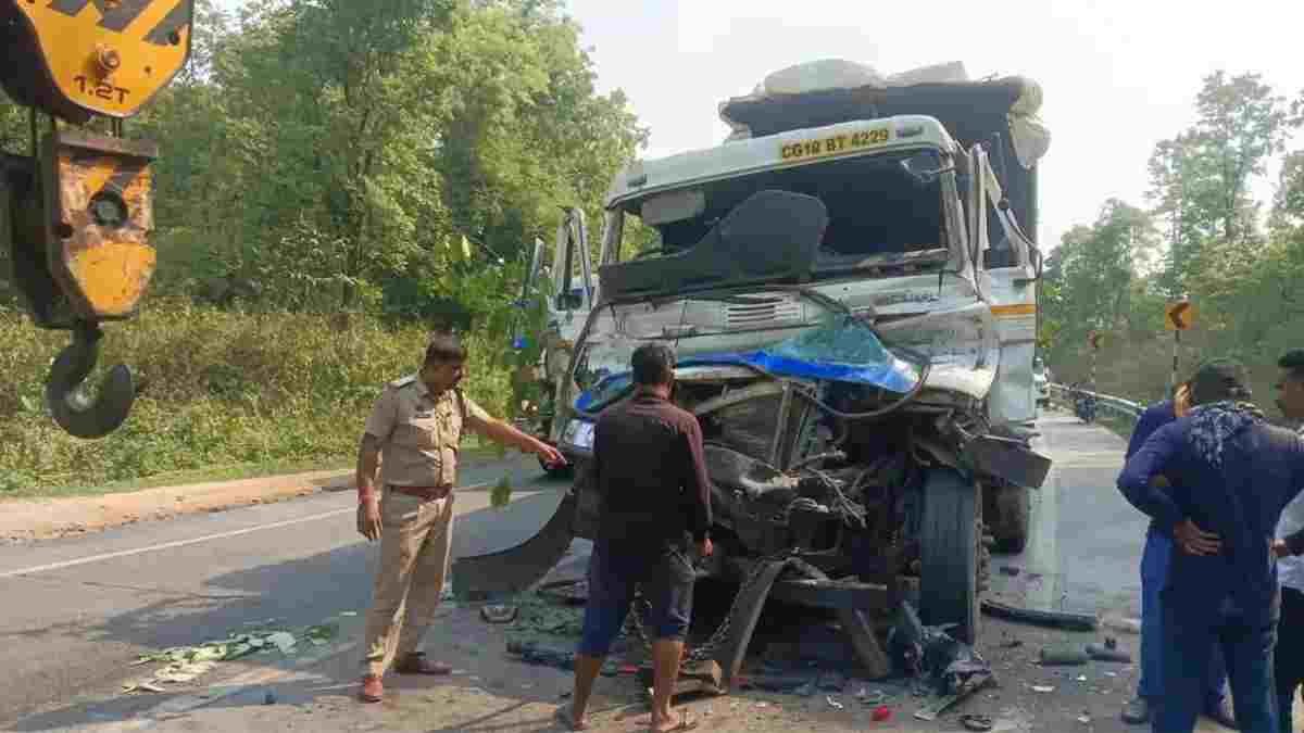 CG NEWS- दो ट्रेलरों में आमने-सामने की जोरदार भिड़ंत, केबिन काटकर निकाला गया चालक का शव, दूसरा फरार