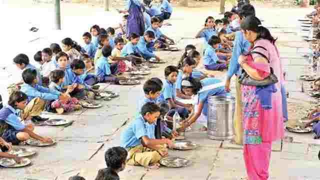 छत्तीसगढ़ में थम सकते हैं स्कूली बच्चों के निवाले: 1 जुलाई से मिड-डे मील बंद करने की चेतावनी, रसोइयों ने खोला मोर्चा